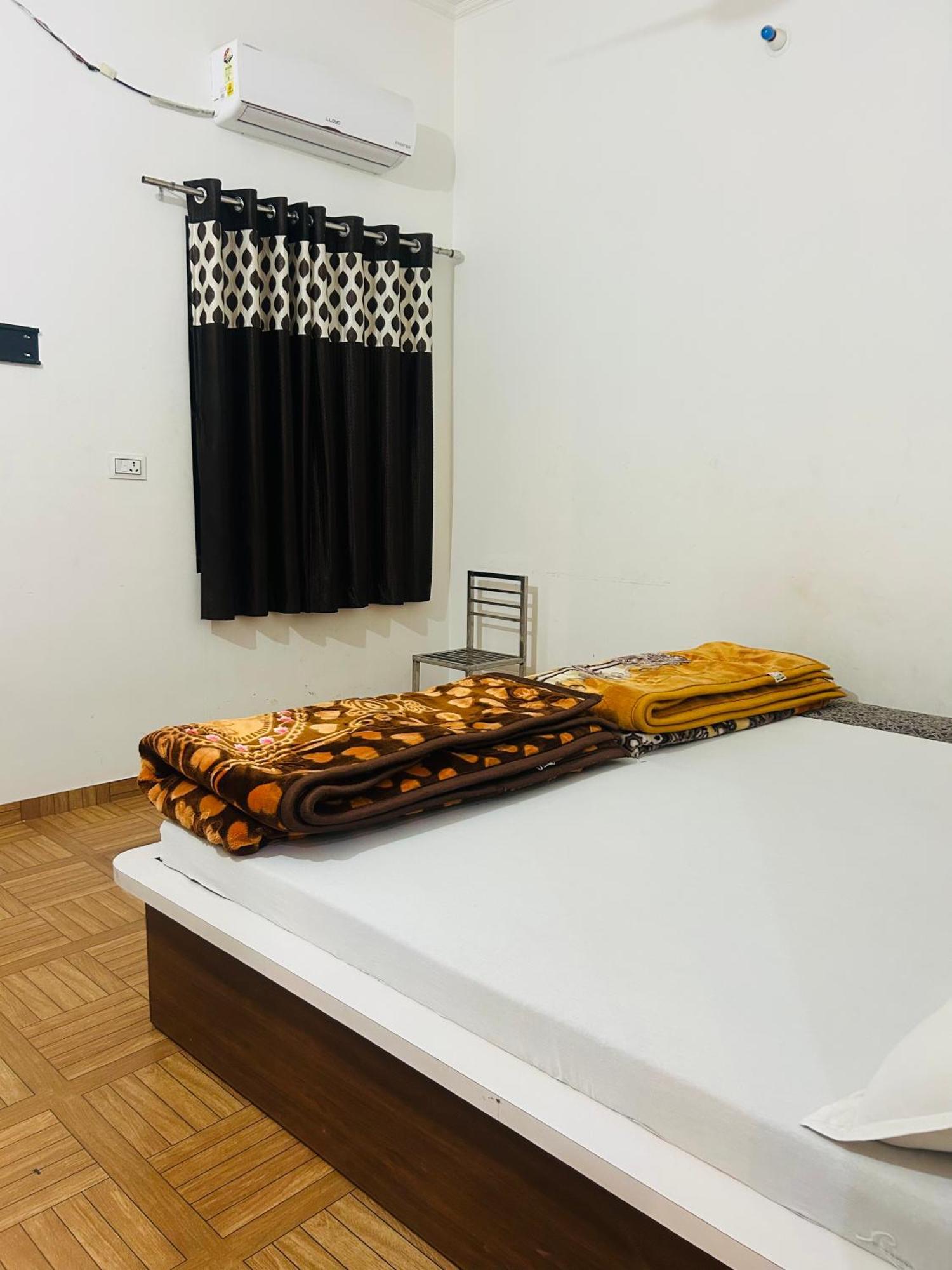 Milan Hotel & Restaurant Sikar Bagian luar foto