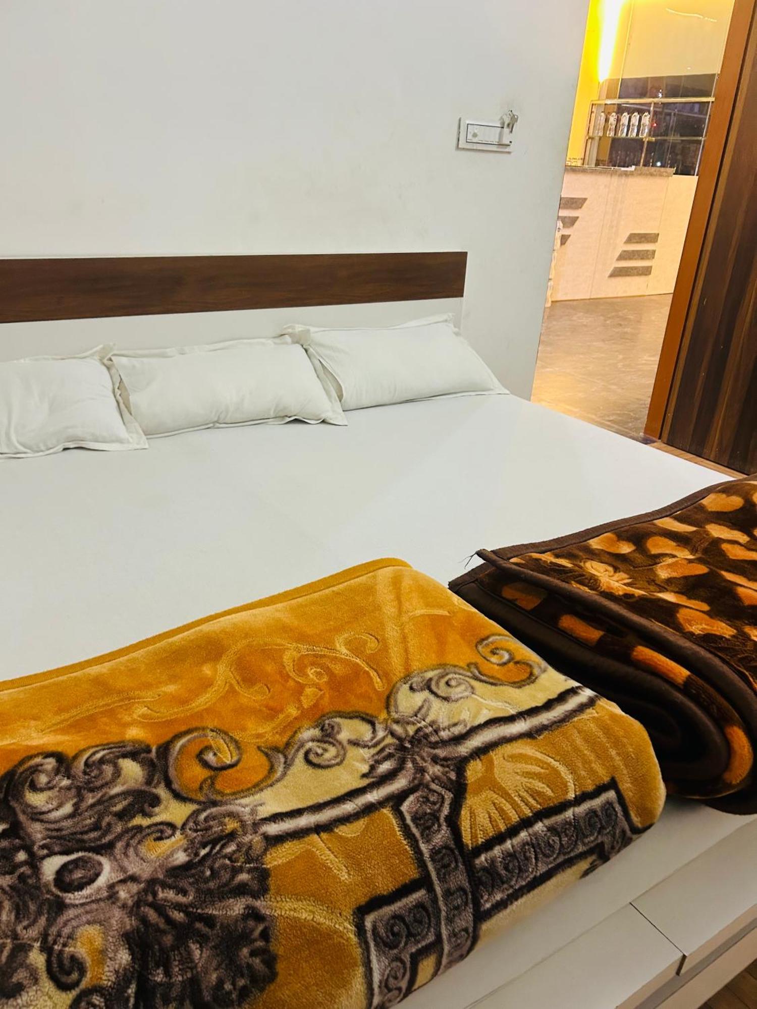 Milan Hotel & Restaurant Sikar Bagian luar foto
