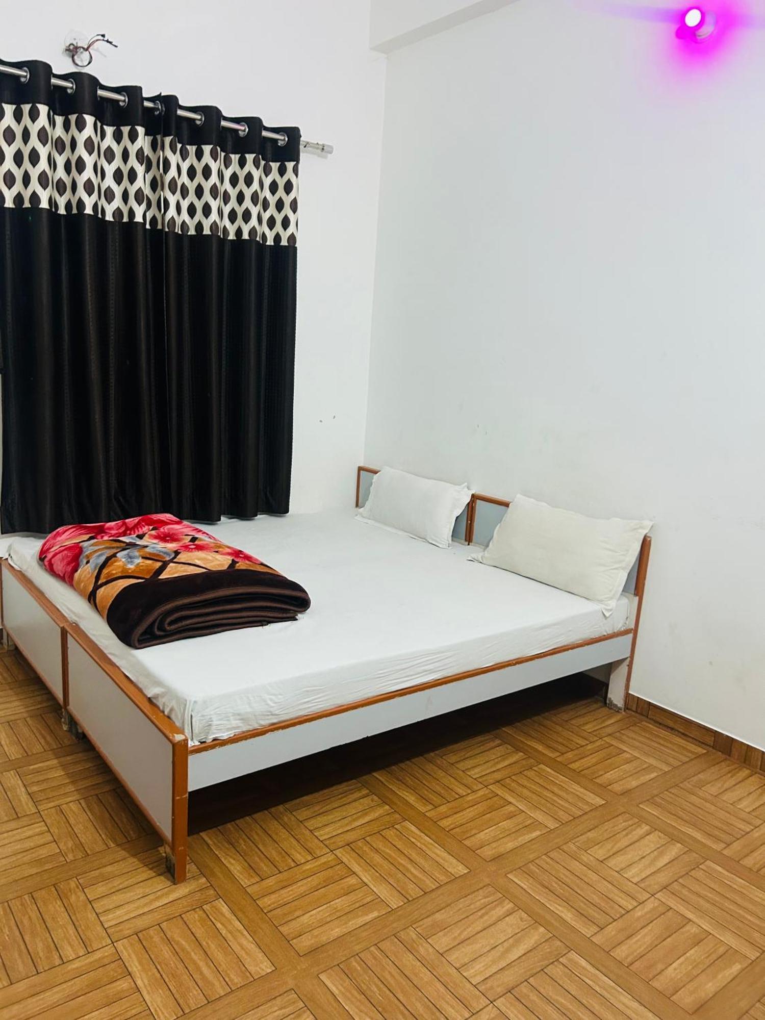 Milan Hotel & Restaurant Sikar Bagian luar foto